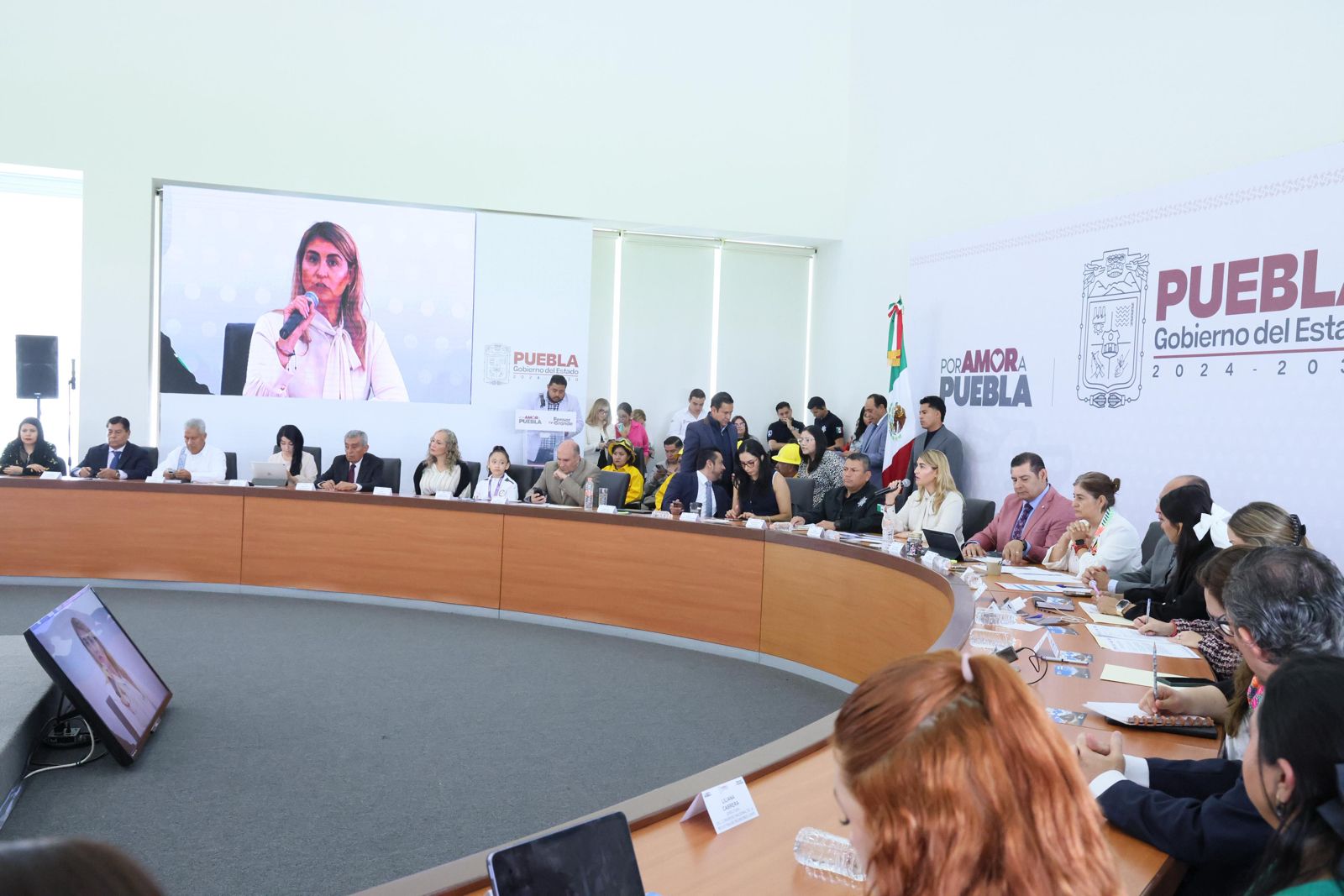 Alejandro Armenta presume baja de feminicidios en Puebla