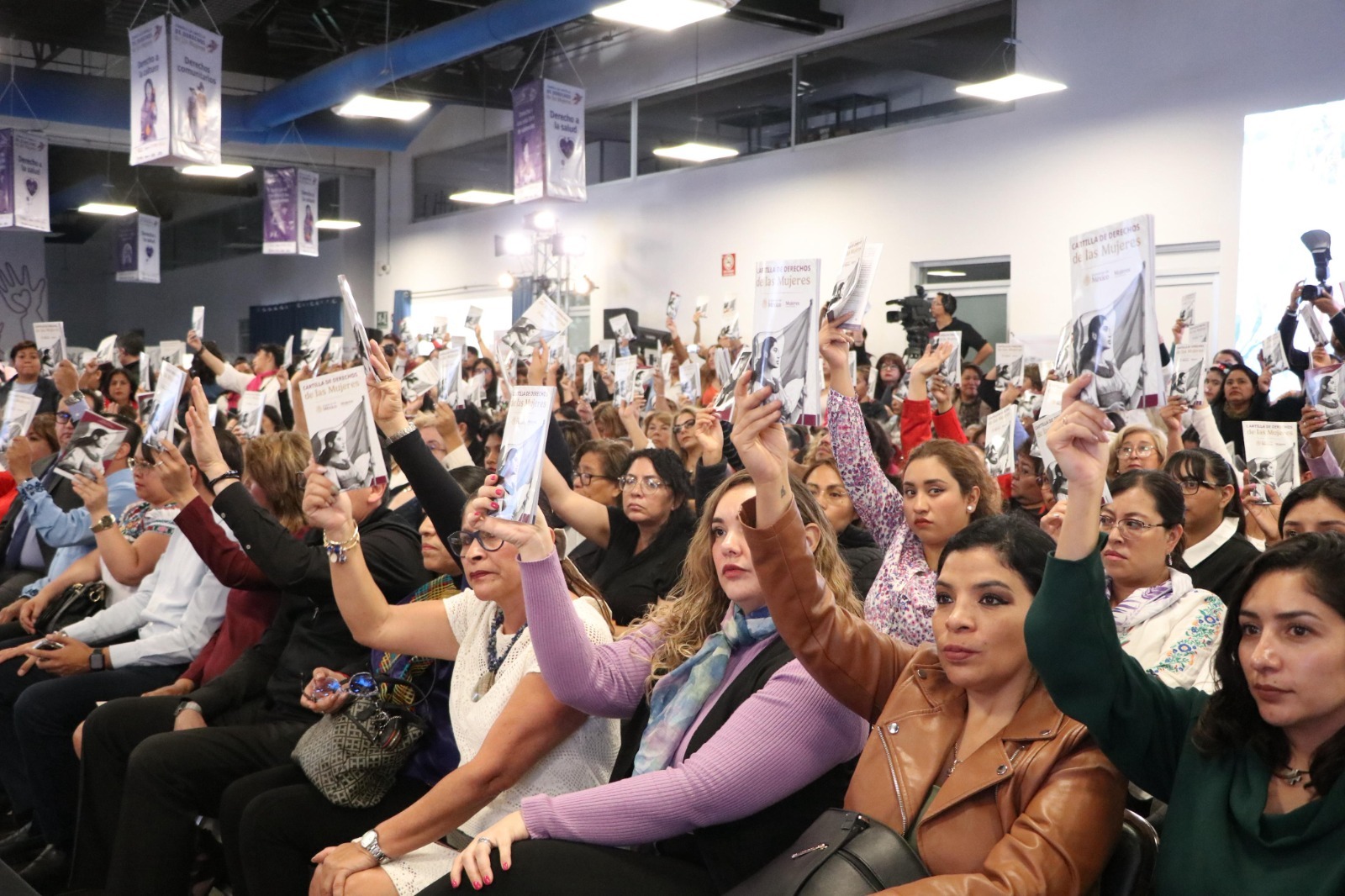 Con enfoque de derechos y bienestar, entregan Cartilla para mujeres poblanas 2