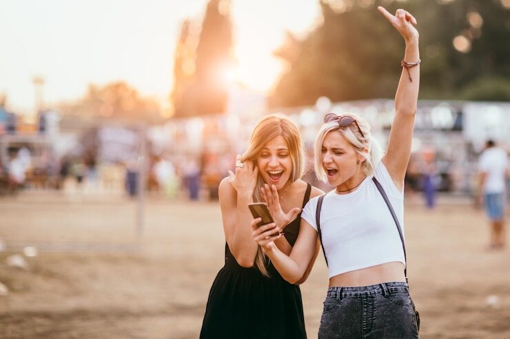 amigas-jovenes-divirtiendose-usando-telefono-movil_1182510-333